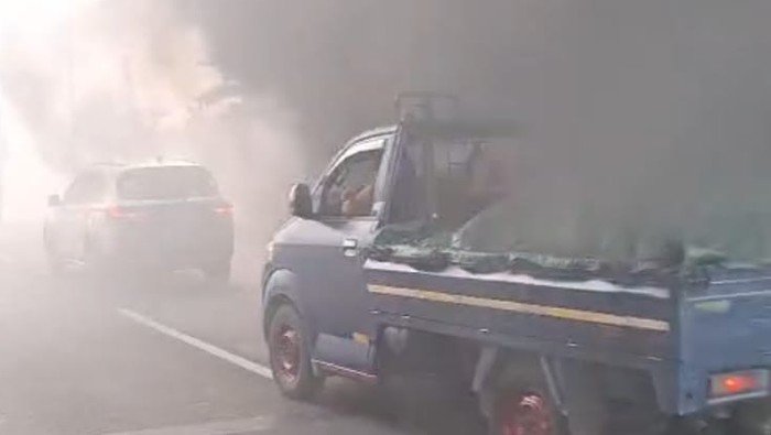 penampakan-asap-kebakran-menghalangi-jalan-tol-di-jakut-1744788063492_169