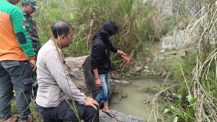 polisi-cek-tkp-wanita-tewas-tertimpa-batu-di-tebing-gunung-putri-bogor-jawa-barat-dok-istimewa-1745152093073_169